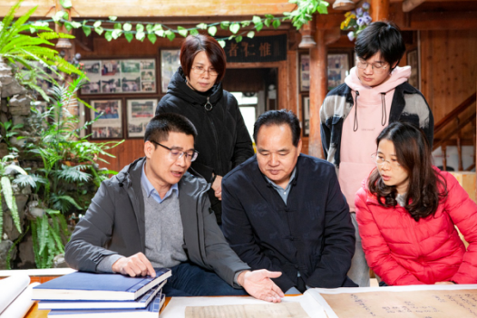 1.调研组向杨会光(中)介绍“古籍复制件交换原件” 的工作模式 (梁良摄).png